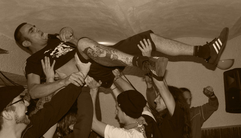 Fast hardcore y punk sinfónico con Koenigstein Youth (Fr) y Metano este jueves 27 de junio en Arrebato
